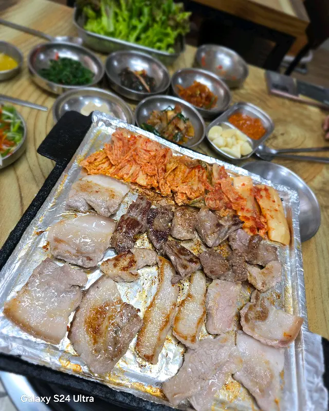 불판 위에서 익어가는 삼겹살, 김치도 함께 구워 먹으면 더욱 맛있다.