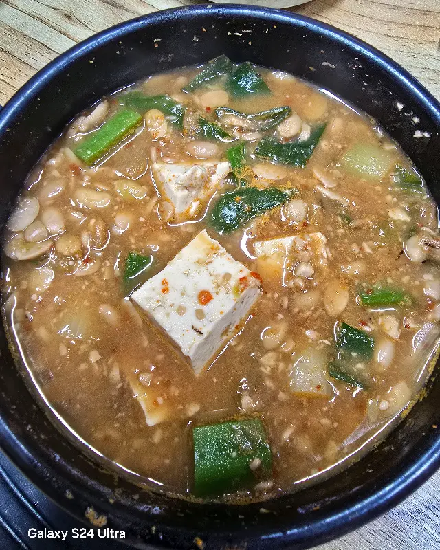 두부와 야채가 듬뿍 들어간 청국장, 쿰쿰하면서도 구수한 냄새가 식욕을 자극한다.