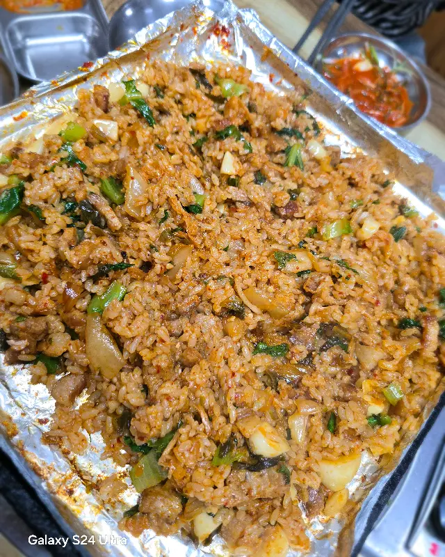 김 가루와 계란 프라이가 올려진 볶음밥, 고소한 냄새가 발길을 멈추게 한다.