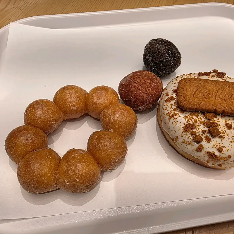 접시에 담긴 도넛들