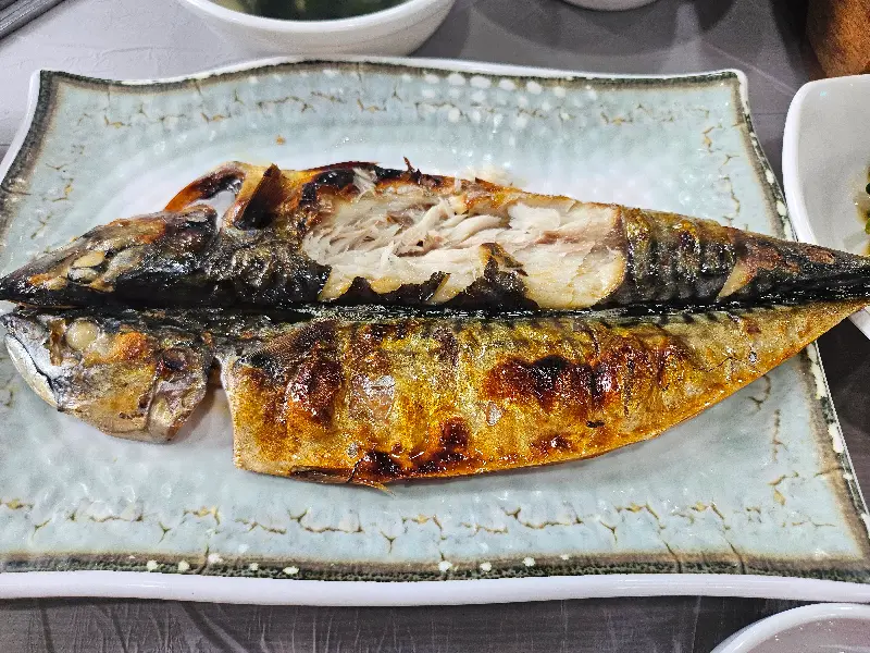 노릇노릇 구워진 고등어구이
