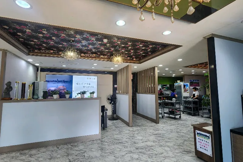 넓고 깔끔한 실내