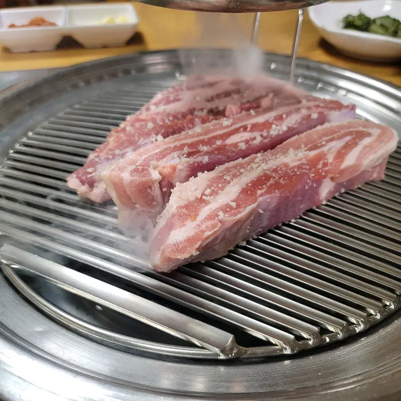 숯불 위에서 익어가는 삼겹살