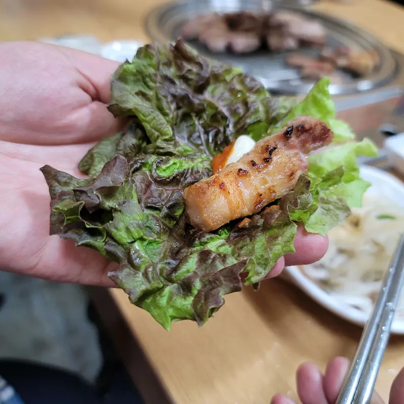 깻잎에 싸 먹는 삼겹살