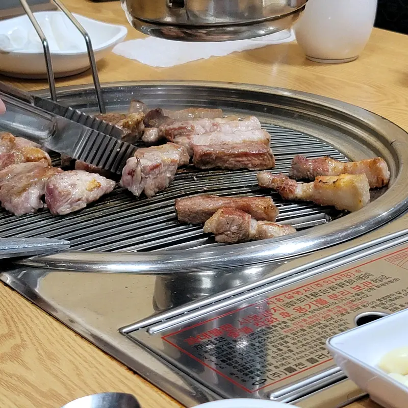 먹기 좋게 잘라주는 삼겹살