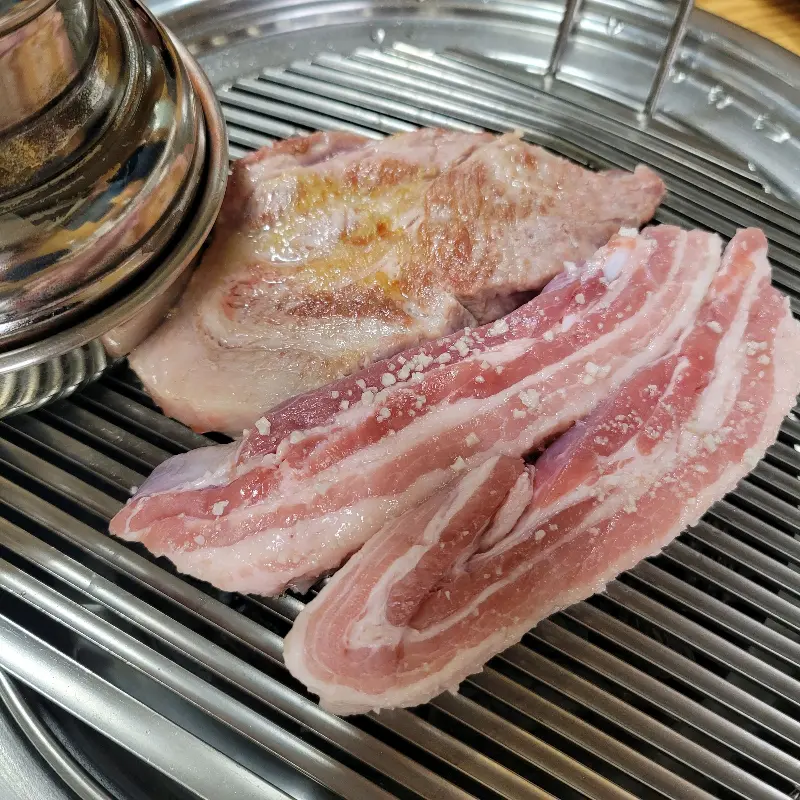 노릇노릇 익어가는 삼겹살