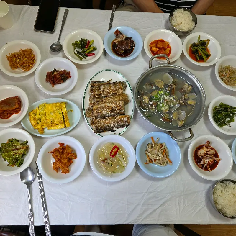 한상 가득 차려진 백반