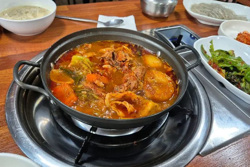 푸짐한 찌개의 모습