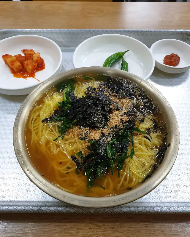 푸짐한 잔치국수 한 그릇