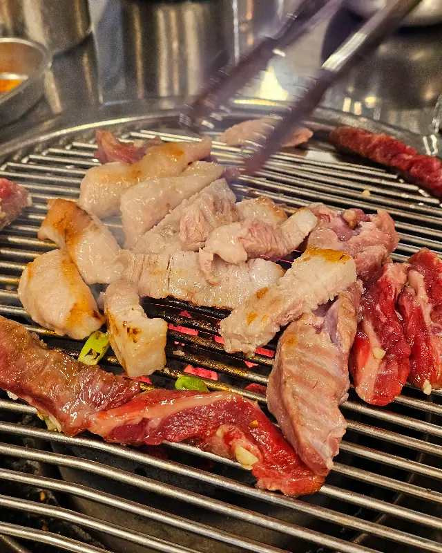 연탄불 위에서 익어가는 삼겹살과 갈매기살