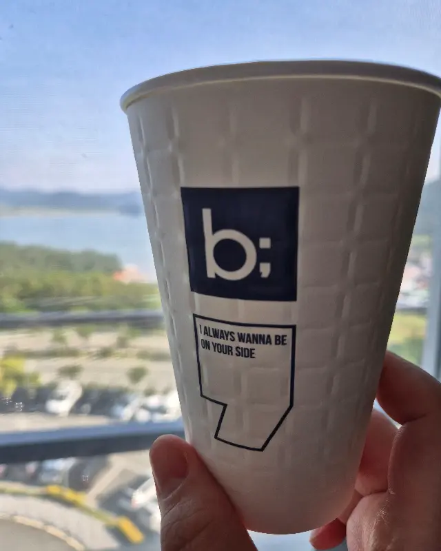 심플한 컵 디자인