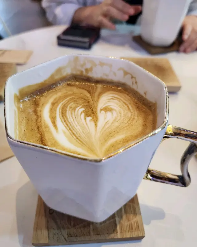 하트 모양 라떼 아트가 인상적인 라떼