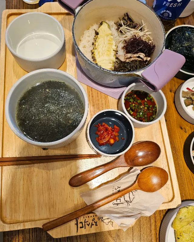 전복 솥밥과 밑반찬