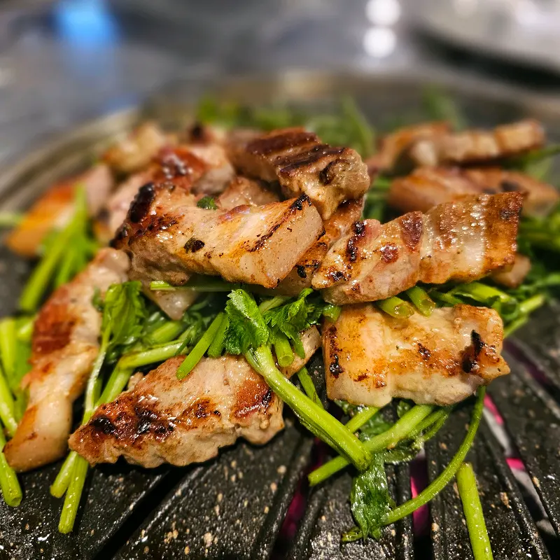 미나리와 함께 구워진 오겹살