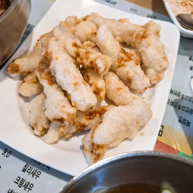 테이블 위에 놓인 탕수육