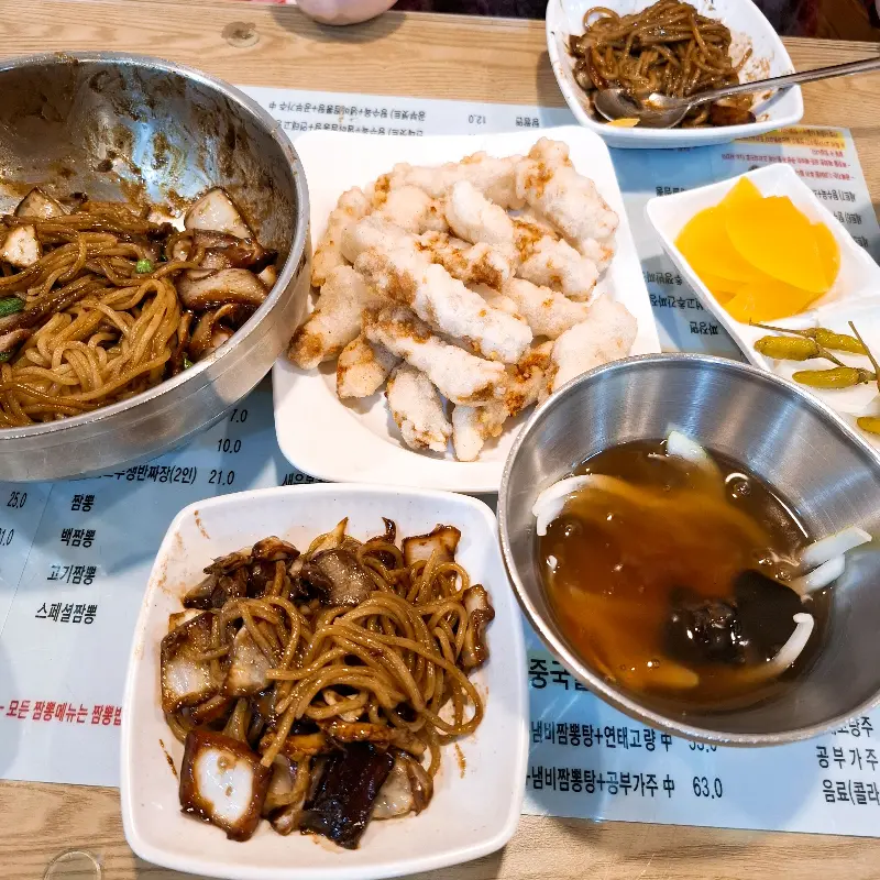 짜장면과 탕수육이 차려진 테이블