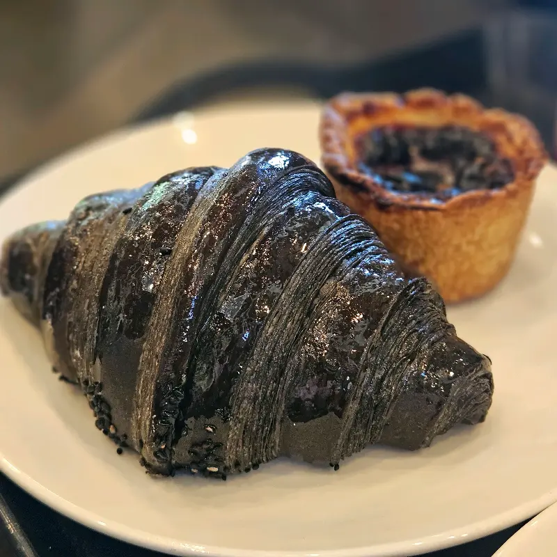 비주얼부터 압도적인 흑임자 크루아상