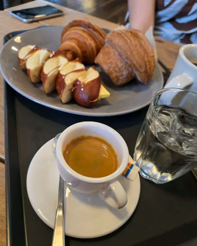 아이스 아메리카노와 크로와상