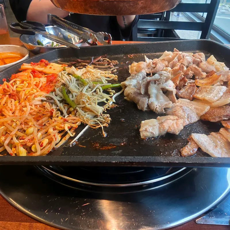 고기와 함께 구워 먹는 버섯과 마늘