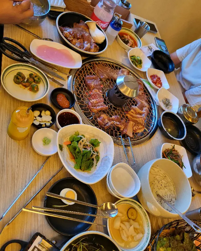 숯불 위에서 맛있게 익어가는 양념갈비