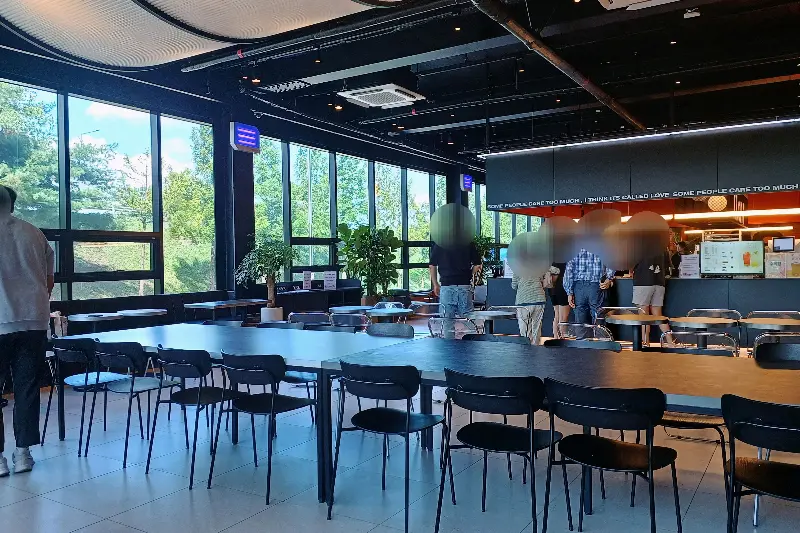 테이블 간 간격이 넓어 편안한 분위기