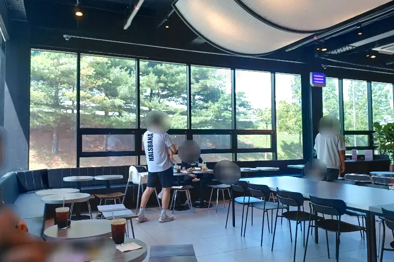 창밖으로 보이는 갯골 생태공원의 풍경