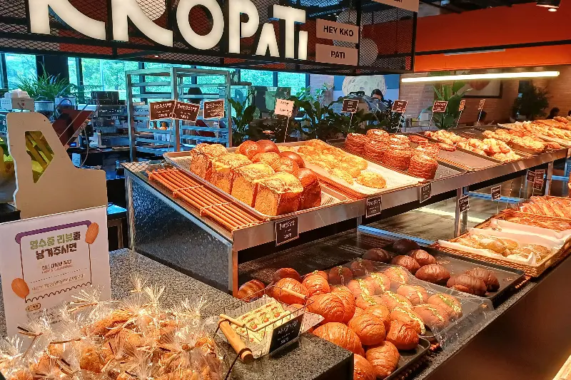 먹음직스러운 빵들이 가득한 매장