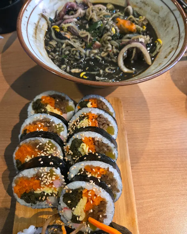 통오징어먹물라면과 김밥