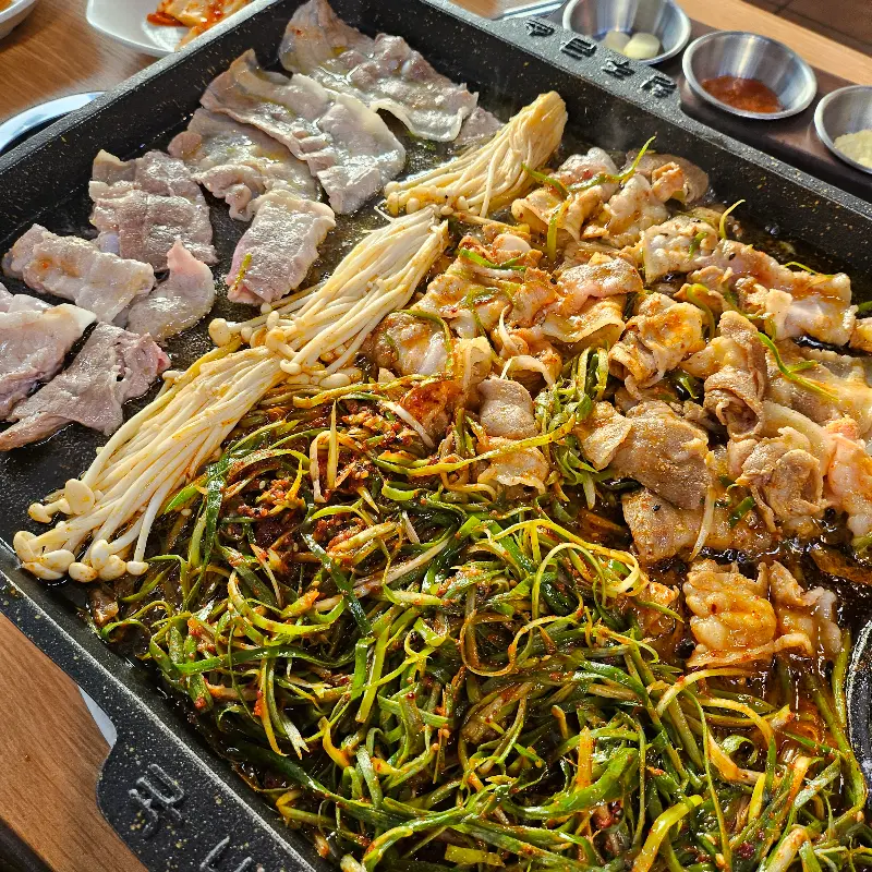 푸짐한 철판쭈꾸미