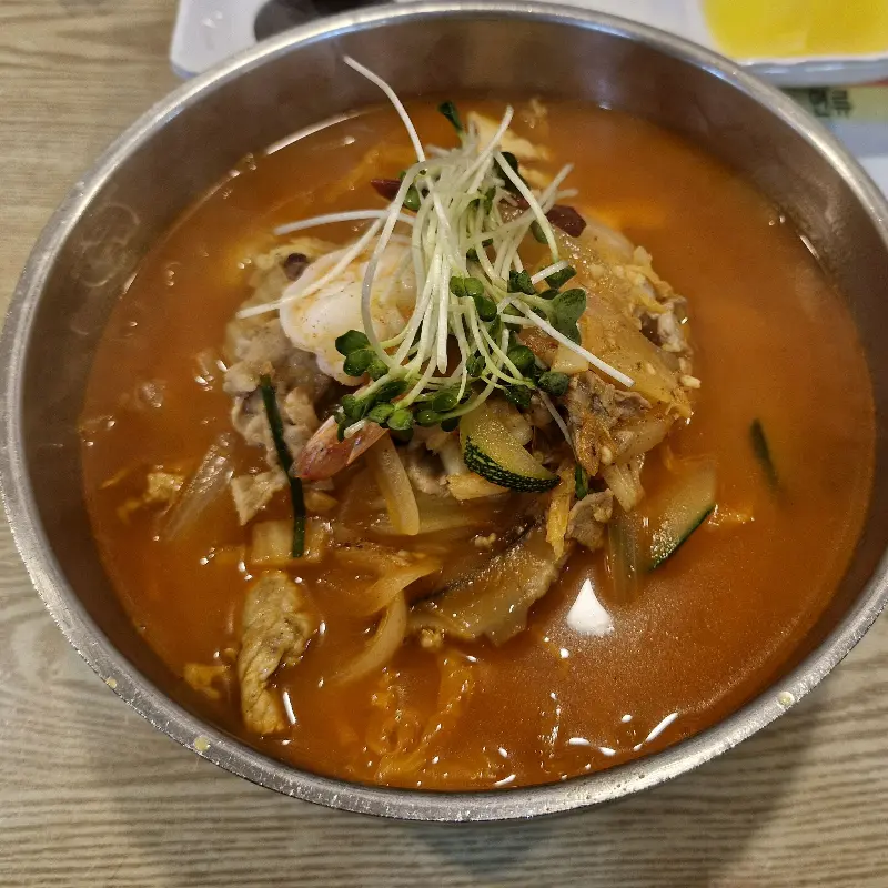 소스가 뿌려진 탕수육