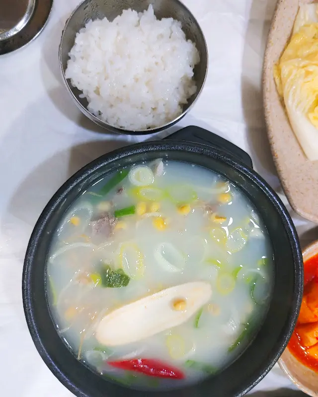 뽀얀 국물과 고기가 어우러진 순복이네 국밥