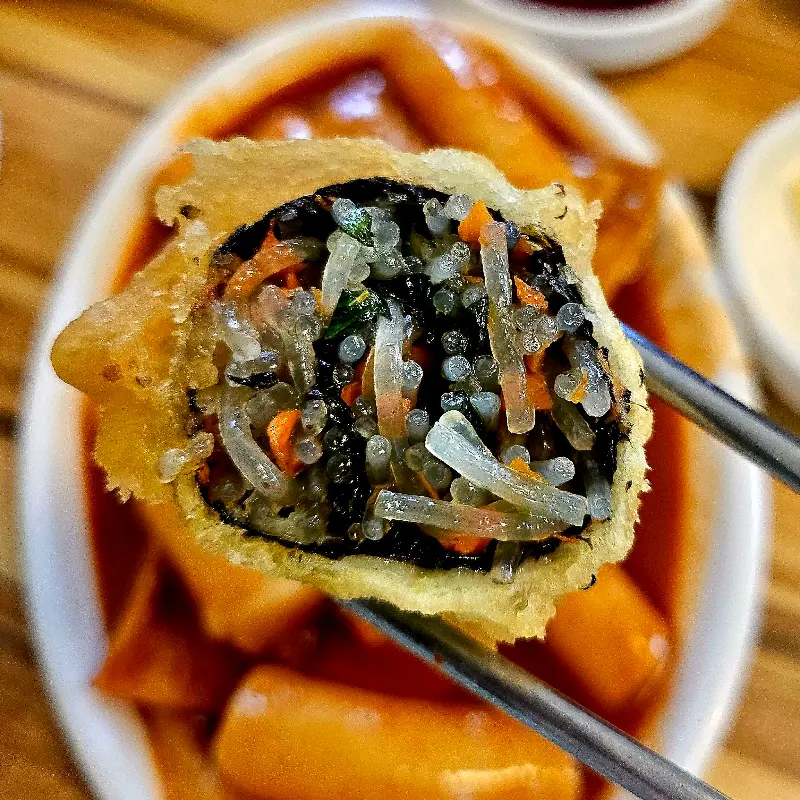 떡볶이 소스에 찍은 튀김 김밥