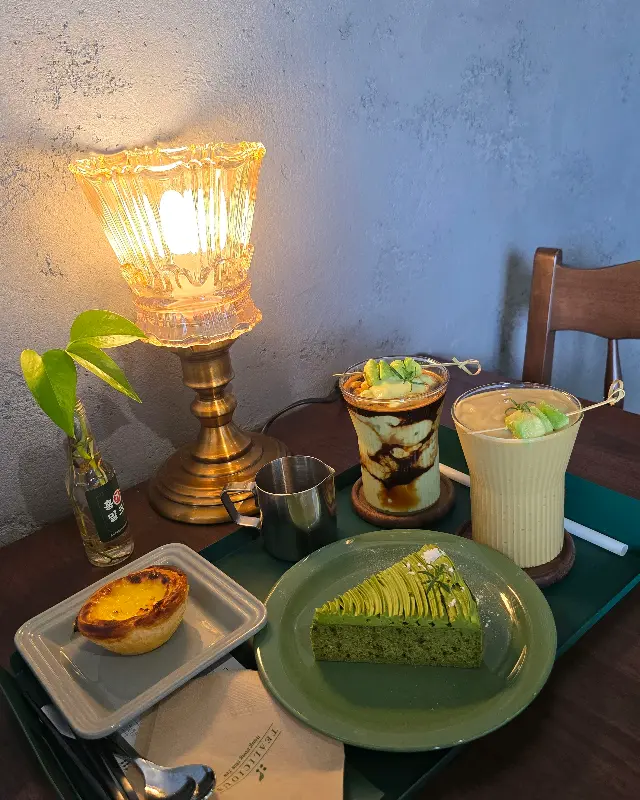 음료와 디저트가 놓인 테이블