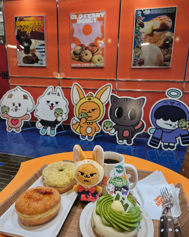 다양한 도넛과 음료