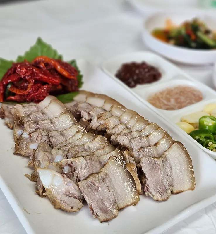 환상적인 수육과 명태회의 조합