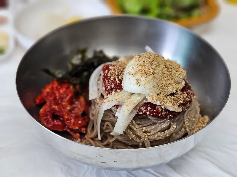 매콤한 비빔 막국수