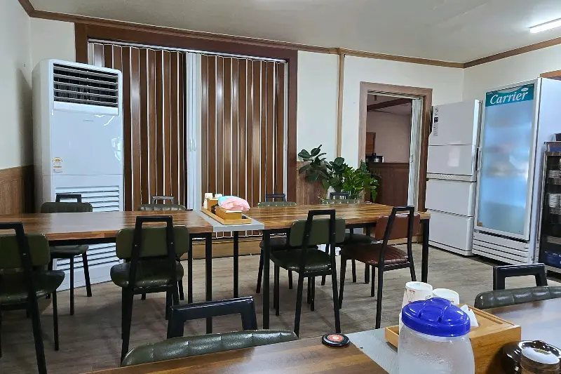 곰터해장국밥 내부 테이블