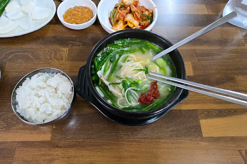 돼지국밥 한상차림