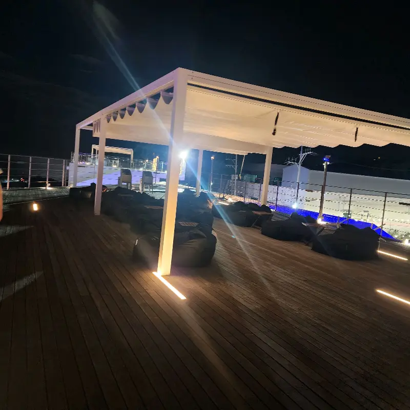 밤에 더욱 아름다운 야외 테라스