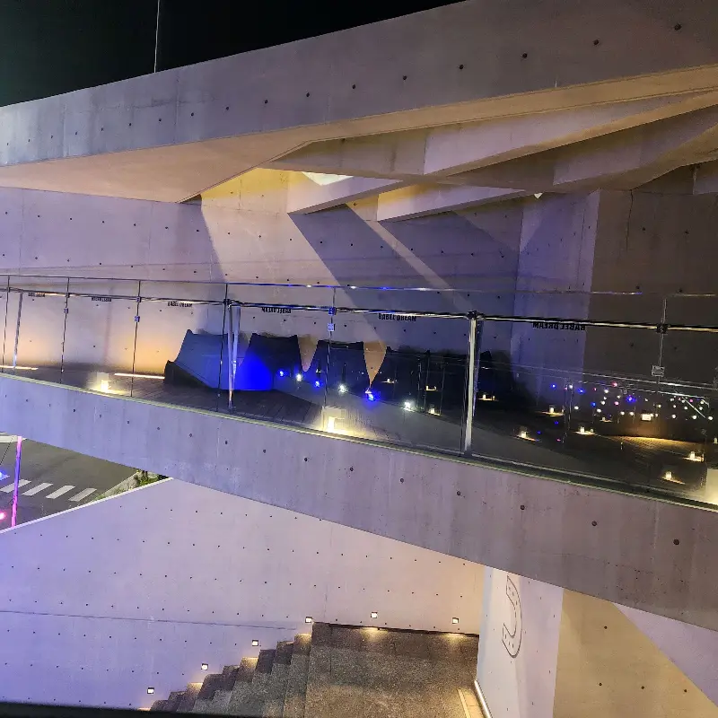 카페 외부의 독특한 건축 구조