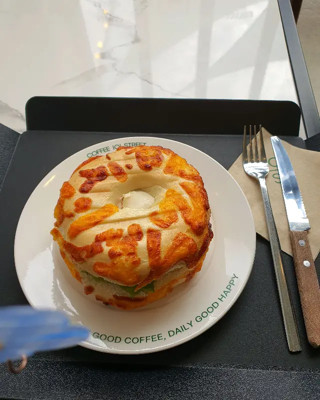 먹음직스러운 치킨 베이글