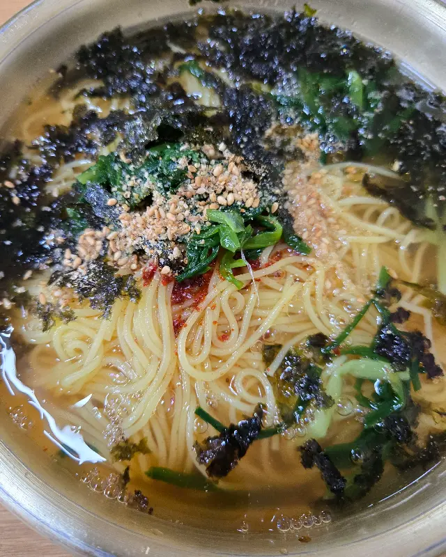 가까이서 찍은 잔치국수