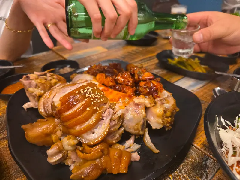 마늘족발과 매운족발이 함께 담겨져 있는 모습