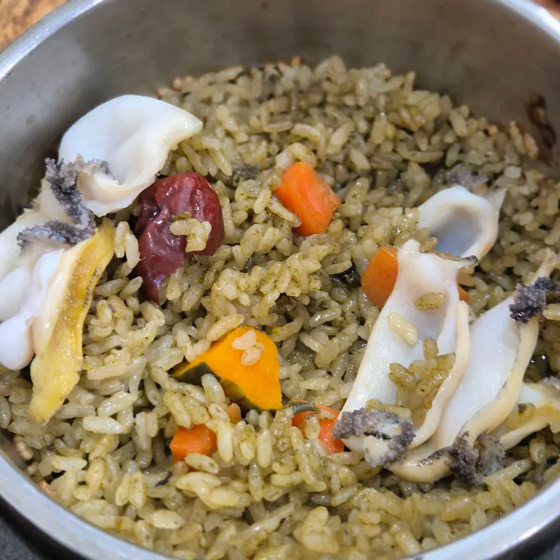 고소한 전복 내장이 들어간 솥밥