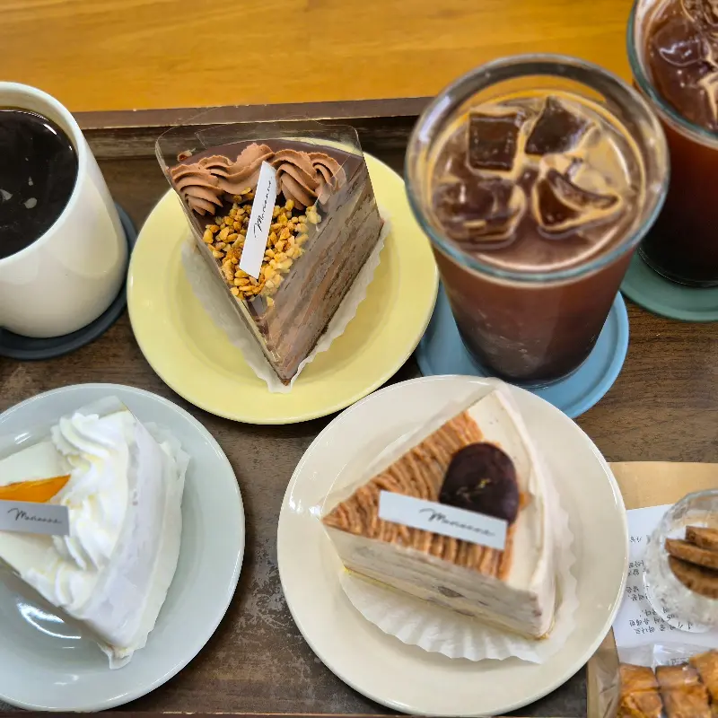 다양한 조각 케이크와 음료