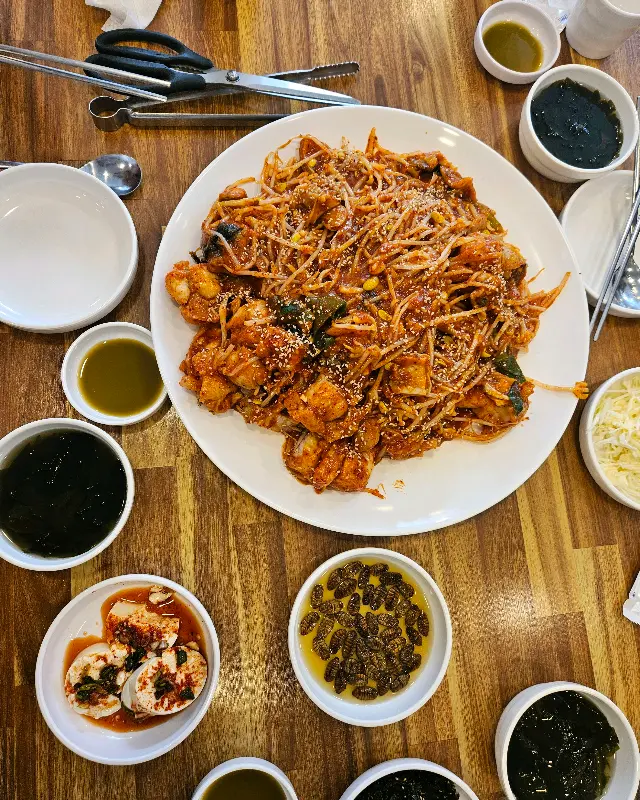 다채로운 밑반찬과 아귀찜