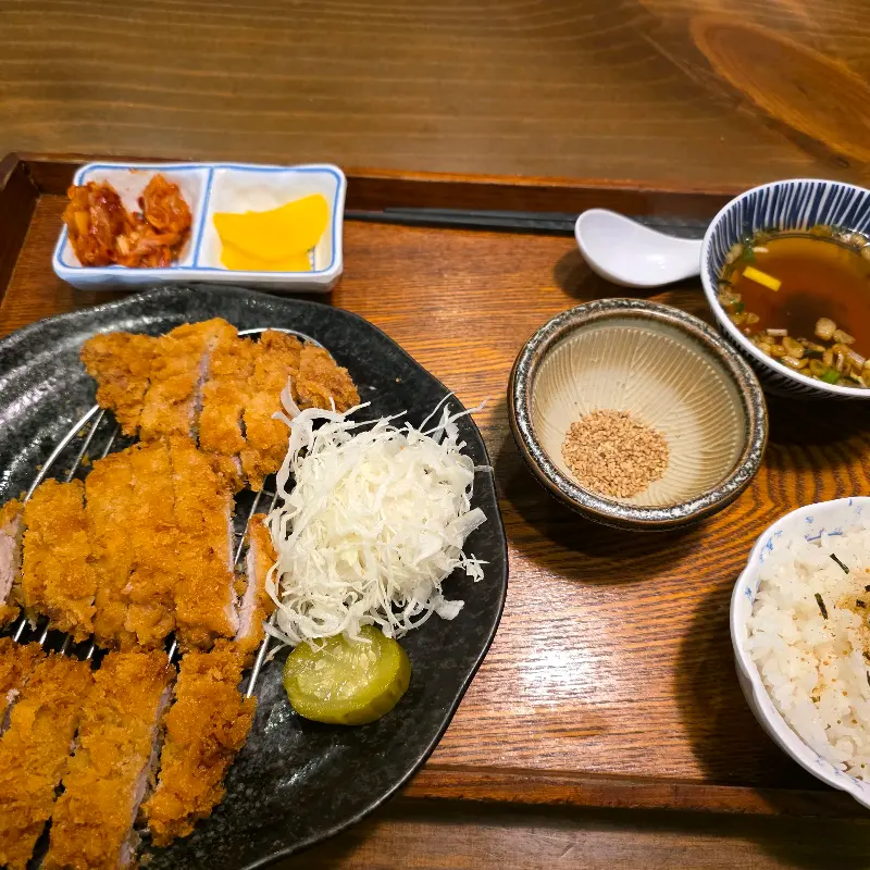 깨를 빻아 소스에 넣어 먹는 특별함