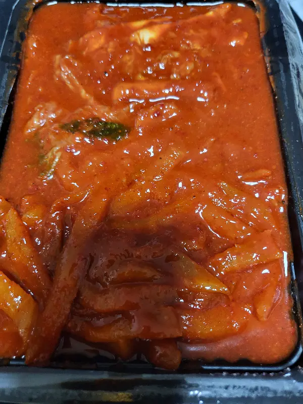 매콤한 양념이 듬뿍 발린 매운 족발