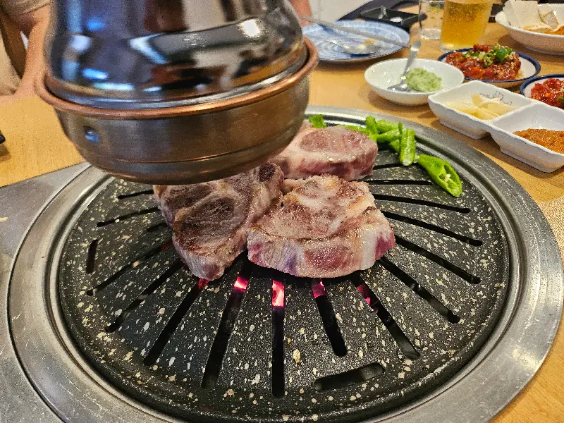 숯불 위에서 익어가는 고기