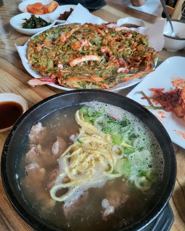 갈비탕과 해물파전이 함께 차려진 푸짐한 상차림